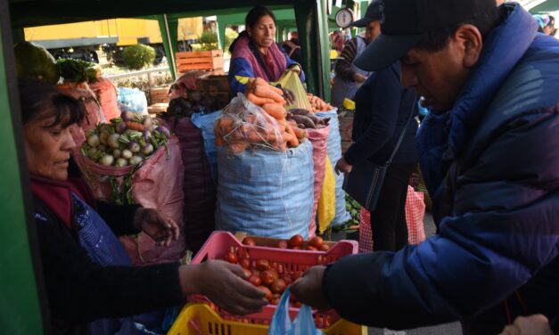 COMERCIANTES INVITAN A COMPRAR VERDURAS EN EL MERCADO CATEDRAL