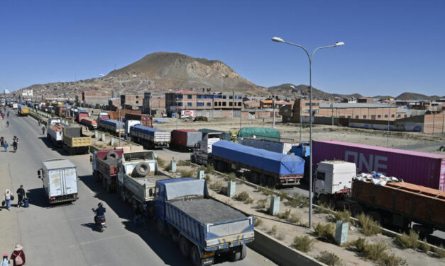TRANSPORTISTAS Y POBLADORES DE TUPIZA HAN INICIADO UN PARO DE 24 HORAS EN PROTESTA POR EL DESABASTECIMIENTO DE GASOLINA Y DIÉSEL