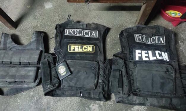 POLICÍA ENTREGÓ LETREROS Y CHALECOS AL DISTRITO 4