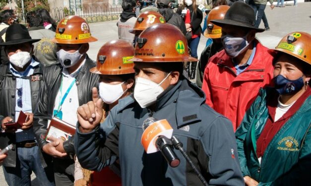 COOPERATIVISTAS MINEROS MARCHAN POR COMBUSTIBLE Y DINAMITA