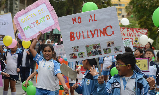 ESTUDIANTES MARCHAN CONTRA EL CIBERBULLYING