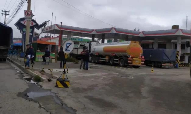 “NOS ESTÁN PERJUDICANDO”: FALTA COMBUSTIBLE Y CHOFERES EXIGEN AL GOBIERNO SOLUCIONAR EL PROBLEMA