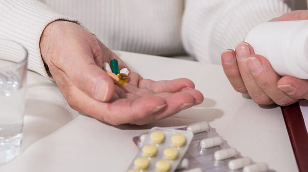 VECINOS ALERTAN SOBRE LA FALTA DE MEDICAMENTOS