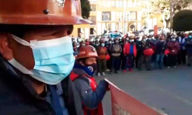 MINEROS MARCHAN HACIA LA PAZ EXIGIENDO DIÉSEL Y MATERIALES PARA EL TRABAJO MINERO