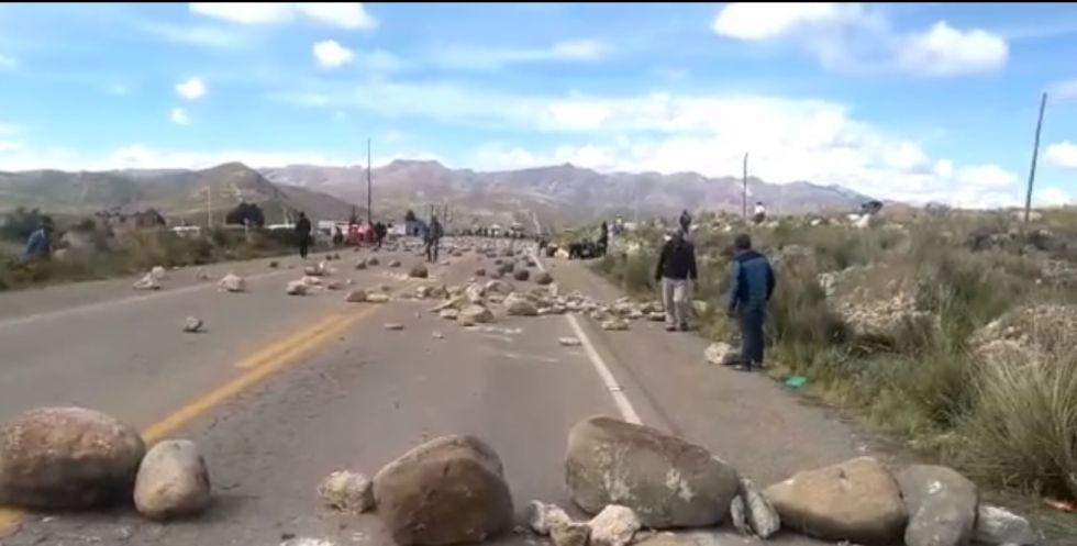 TRES PUNTOS DE BLOQUEO EN LA RUTA POTOSÍ–SUCRE: EXIGEN PRESENCIA DEL GOBERNADOR