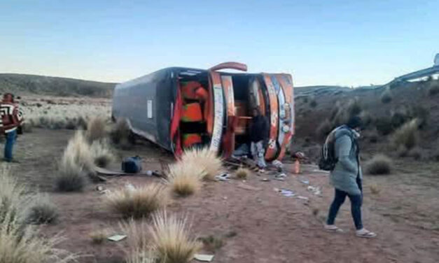 BUS VUELCA EN LA CARRETERA UYUNI-VILLAZÓN: 17 HERIDOS EVACUADOS AL HOSPITAL DE UYUNI
