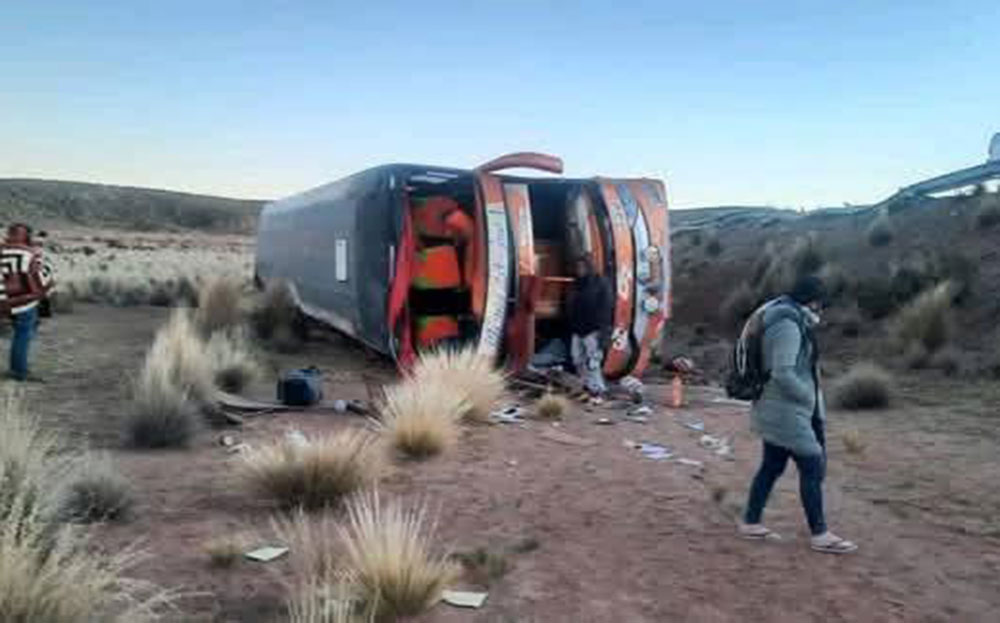 BUS VUELCA EN LA CARRETERA UYUNI-VILLAZÓN: 17 HERIDOS EVACUADOS AL HOSPITAL DE UYUNI