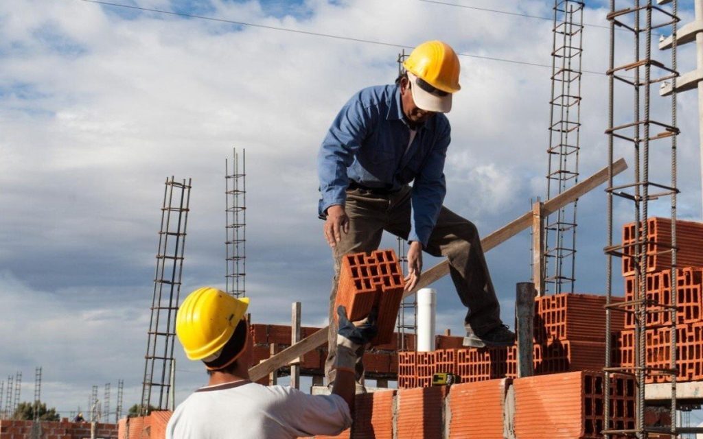 LA CRISIS EN LA CONSTRUCCIÓN SE AGRAVA: DESPIDOS Y PARÁLISIS DE OBRAS