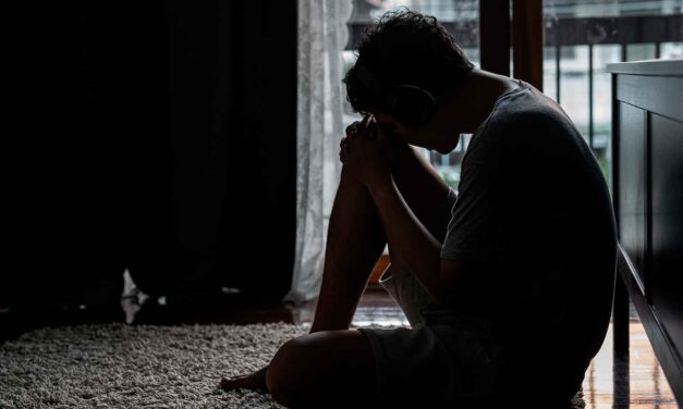 HOMBRE DE 35 AÑOS SE AHORCA EN EL BAÑO DE SU DOMICILIO