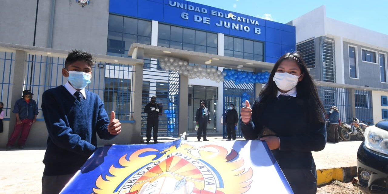 GOBERNADOR ENTREGÓ MODERNA UNIDAD EDUCATIVA EN VILLAZÓN
