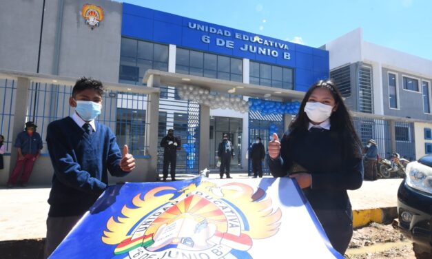 GOBERNADOR ENTREGÓ MODERNA UNIDAD EDUCATIVA EN VILLAZÓN