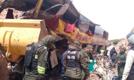 GRAVE ACCIDENTE: BUS QUE TOMÓ RUTA ALTERNA POR BLOQUEOS VUELCA Y DEJA VÍCTIMAS FATALES