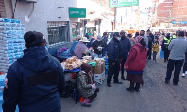 VECINOS MARCHAN ANTE LA FALTA DE CONTROL MUNICIPAL EN MERCADOS Y FERIAS