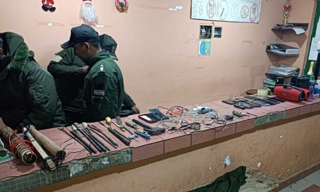 RECLUSO INTENTA INGRESAR 14 LITROS DE ALCOHOL AL PENAL DE CANTUMARCA CON LA COMPLICIDAD DE UN POLICÍA