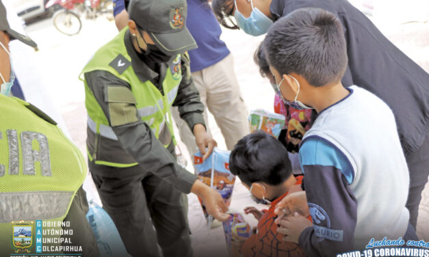 POLICÍA ENTREGA ROPA ABRIGADA A NIÑAS, NIÑOS Y FAMILIAS VULNERABLES