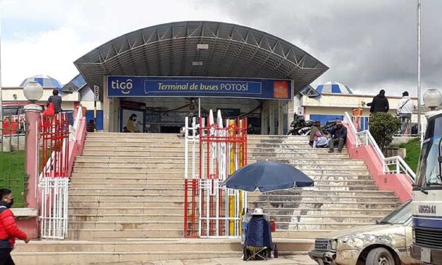 SUSPENDEN VIAJES A ORURO, LA PAZ Y COCHABAMBA POR BLOQUEOS EN LAS RUTAS