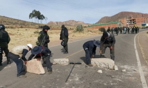 TRÁNSITO REPORTA BLOQUEOS EN DOS CARRETERAS DE POTOSÍ