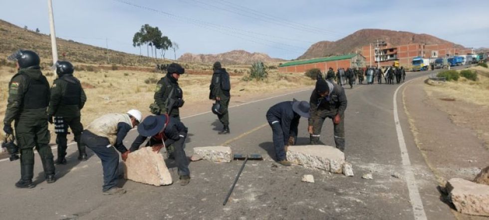 TRÁNSITO REPORTA BLOQUEOS EN DOS CARRETERAS DE POTOSÍ