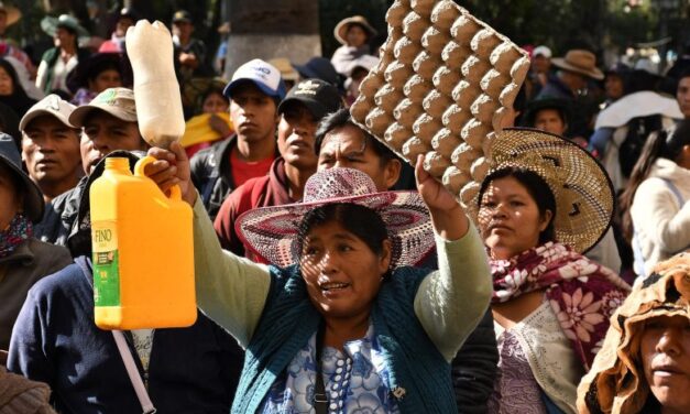 GREMIOS MARCHAN EN POTOSÍ CONTRA LA CRISIS ECONÓMICA Y LOS BLOQUEOS