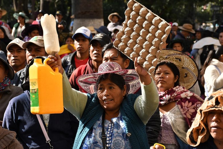 GREMIOS MARCHAN EN POTOSÍ CONTRA LA CRISIS ECONÓMICA Y LOS BLOQUEOS