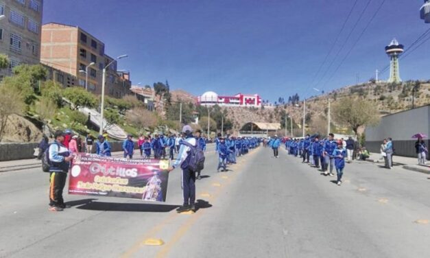 ESTUDIANTES DE SECUNDARIA EXIGEN QUE NO SE OBLIGUE A PARTICIPAR EN LA FESTIVIDAD DE CH’UTILLOS