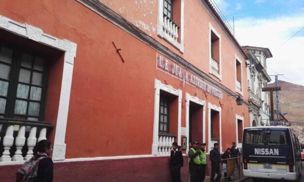 REALIZAN TRABAJOS DE PINTURA EN LA ESCUELA JUANA AZURDUY DE PADILLA