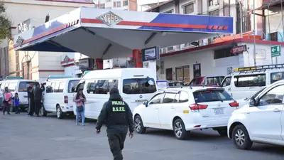 CHÓFERES DENUNCIAN RETORNO DE FILAS EN SURTIDORES Y FALTA DE CUMPLIMIENTO EN SUMINISTRO DE COMBUSTIBLE