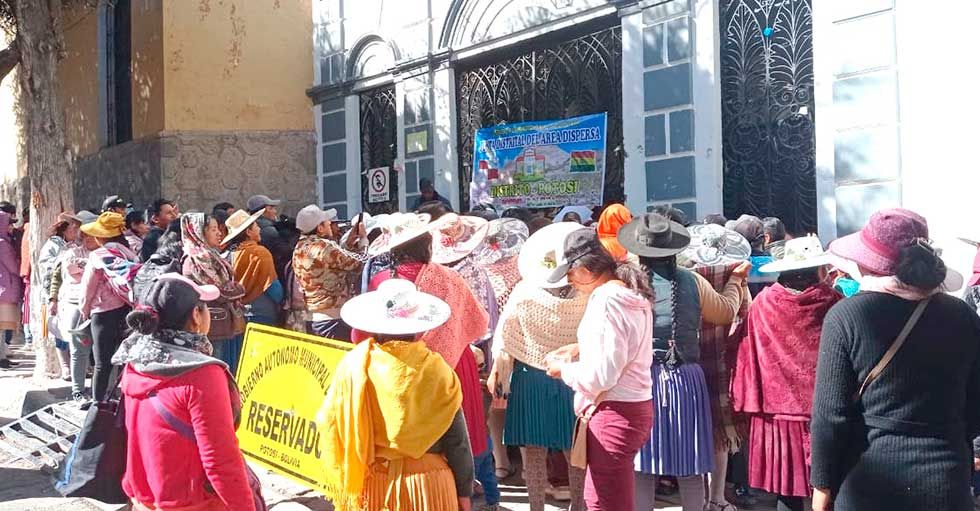 PADRES DEL ÁREA DISPERSA EXIGEN ENTREGA COMPLETA DEL DESAYUNO ESCOLAR ANTES DE CONCLUIR LA GESTIÓN