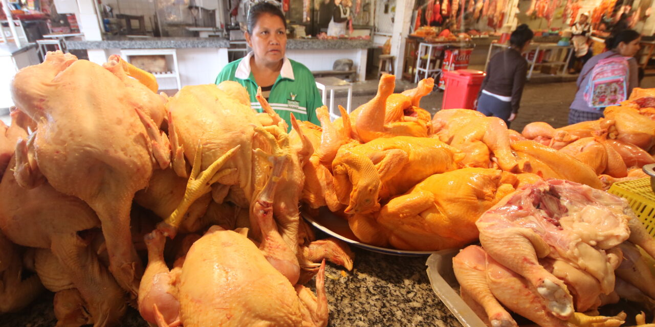 PRECIO DEL POLLO SUBE A BS 25 POR KILO MIENTRAS OTROS PRODUCTOS MANTIENEN SU COSTO