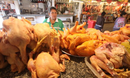 PRECIO DEL POLLO SUBE A BS 25 POR KILO MIENTRAS OTROS PRODUCTOS MANTIENEN SU COSTO