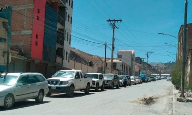TRANSPORTISTAS DENUNCIAN QUE SE TRIPLICARON LAS FILAS EN LOS SURTIDORES
