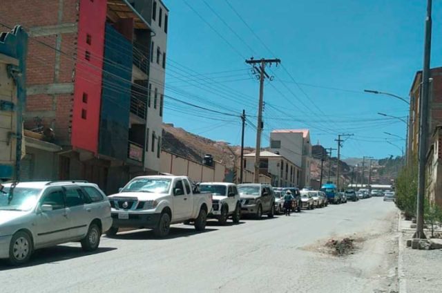 TRANSPORTISTAS DENUNCIAN QUE SE TRIPLICARON LAS FILAS EN LOS SURTIDORES