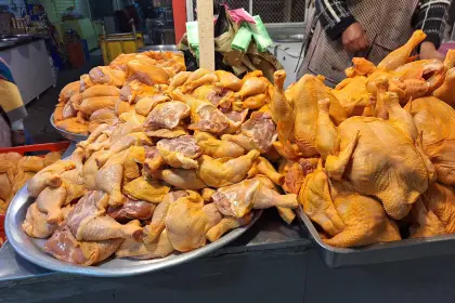 SUBE DE GOLPE EL PRECIO DE LA CARNE DE POLLO, TOMATE Y ARVEJA