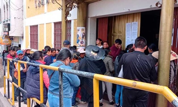 PADRES DE FAMILIA SUPERVISAN EL PROCESO DE PREINSCRIPCIÓN EN POTOSÍ