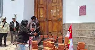 SEGUNDO DÍA DE TAPIADO EN LA ALCALDÍA DE POTOSÍ: EXIGEN RENUNCIA DE CONCEJALES POR CASOS DE CORRUPCIÓN