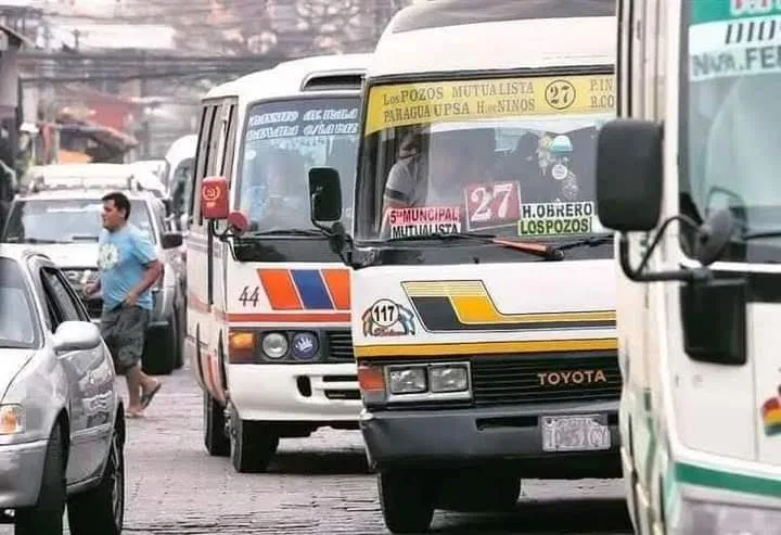 CHÓFERES DE TRANSPORTE PÚBLICO JUSTIFICAN EL COBRO DE BS 3,00 Y RECHAZAN LA TARIFA DE BS 2,50