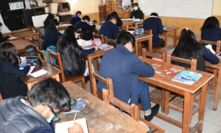 EDUCACIÓN EN CRISIS: ESTUDIANTES OBLIGADOS A SENTARSE EN ADOBES POR FALTA DE PUPITRES