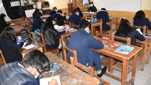 EDUCACIÓN EN CRISIS: ESTUDIANTES OBLIGADOS A SENTARSE EN ADOBES POR FALTA DE PUPITRES