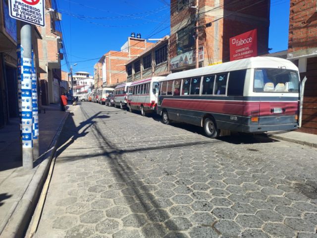 TRANSPORTE POTOSINO SIGUE AFRONTANDO DIFICULTADES PARA CARGAR COMBUSTIBLE