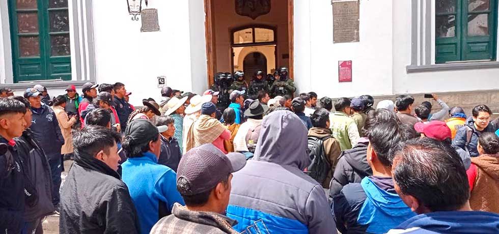 CRISIS DE LOS PASAJES SE PROFUNDIZA: CHOFERES AMENAZAN CON RADICALIZAR MEDIDAS