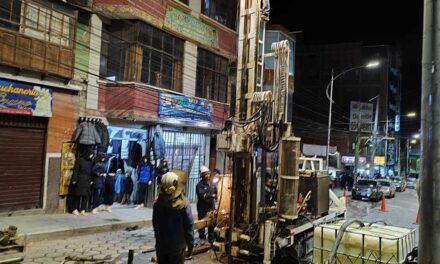 REALIZAN TRABAJOS DE NIVELACIÓN DE ADOQUINES EN LA AVENIDA UNIVERSITARIA