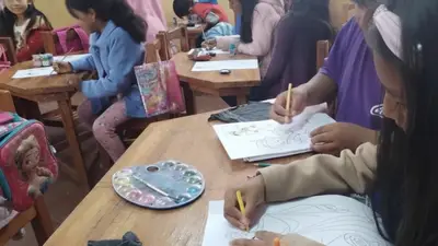 ESTUDIANTES DEL COLEGIO MODESTO OMISTE GUARDAN SUS CELULARES EN CAJAS DE MADERA DURANTE LAS CLASES