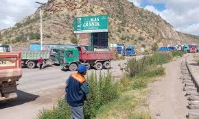 CONTINÚA EL BLOQUEO DE CARRETERA EN EL CRUCE CHAQUI