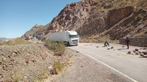 POLICÍA REPORTA BLOQUEO EN LA CARRETERA DIAGONAL JAIME MENDOZA POR FALTA DE COMBUSTIBLE