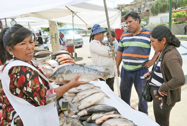 VENTA DE PESCADO SE INCREMENTA POR SEMANA SANTA CON PRECIOS VARIABLES