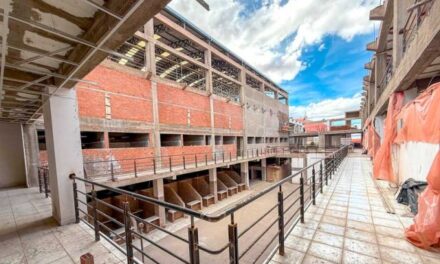 CONDUCTORES CONVIERTEN LAS ACERAS DEL MERCADO CHUQUIMIA EN ESTACIONAMIENTO IMPROVISADO