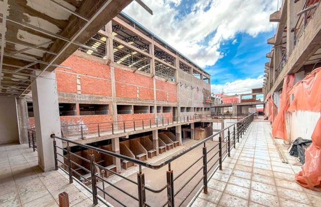 CONDUCTORES CONVIERTEN LAS ACERAS DEL MERCADO CHUQUIMIA EN ESTACIONAMIENTO IMPROVISADO