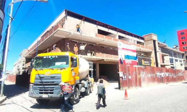 DIRECCIÓN DE VÍAS NIVELARÁ LOSETAS EN EL MERCADO CHIQUIMIA