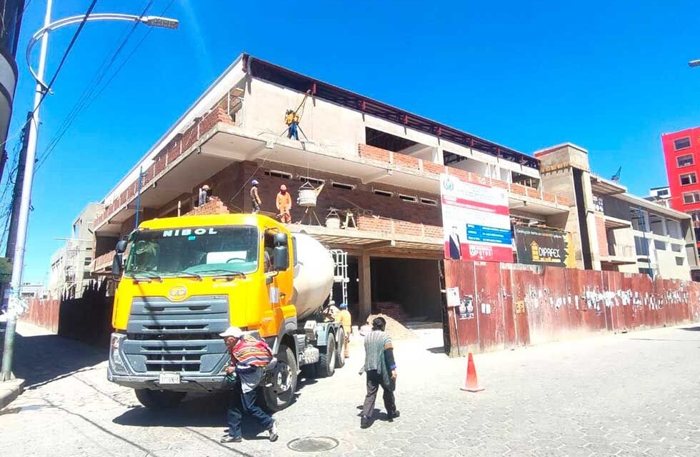 DIRECCIÓN DE VÍAS NIVELARÁ LOSETAS EN EL MERCADO CHIQUIMIA
