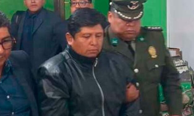 Justicia revoca detención domiciliaria de Huarachi y debe volver a la cárcel
